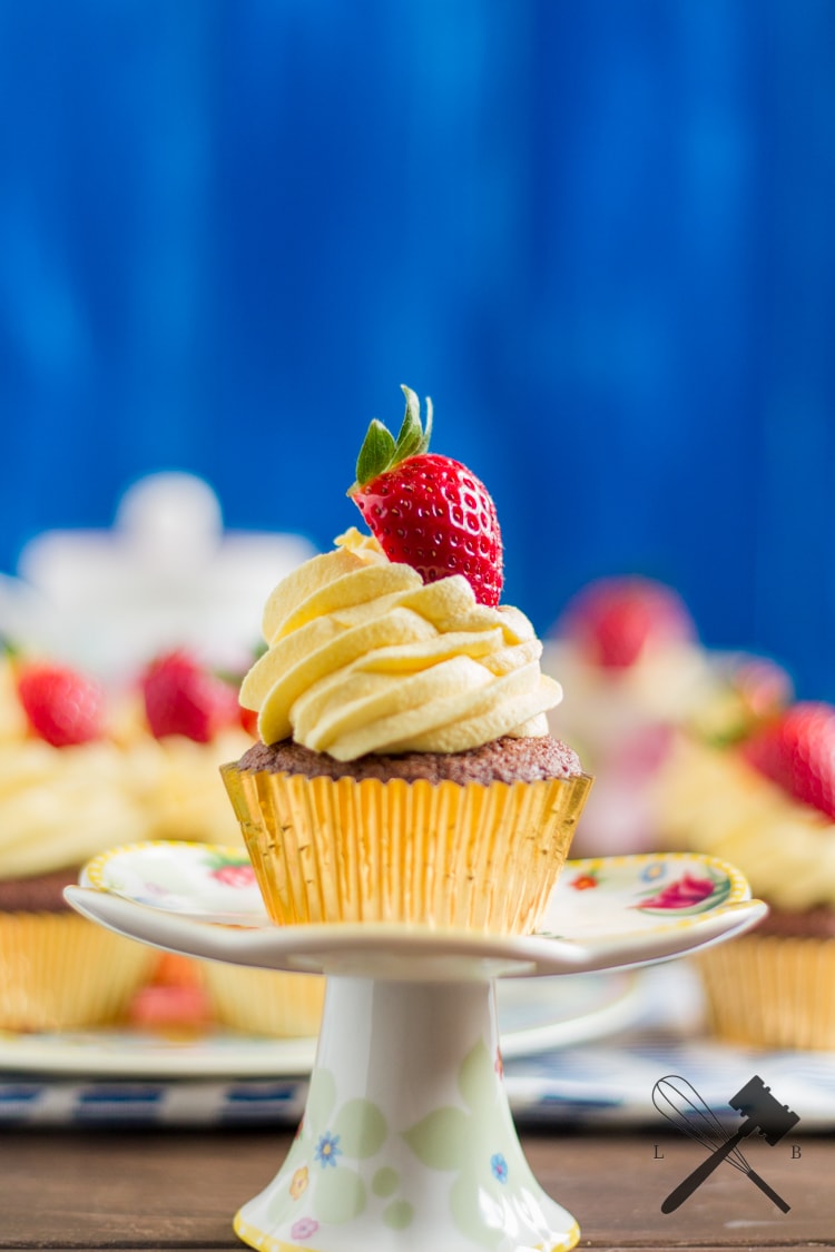Schoko-Vanille-Erdbeer Cupcakes (3) - Law of Baking