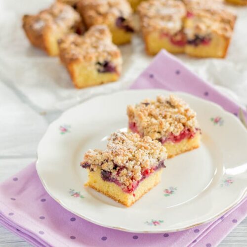 Beerenkuchen mit Haselnussstreusel