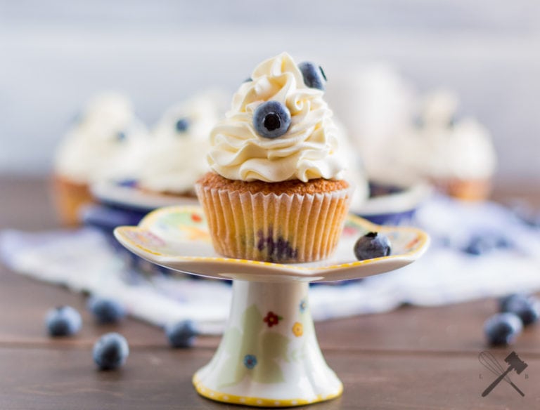 Heidelbeer Cupcakes mit weißer Schokolade - Law of Baking