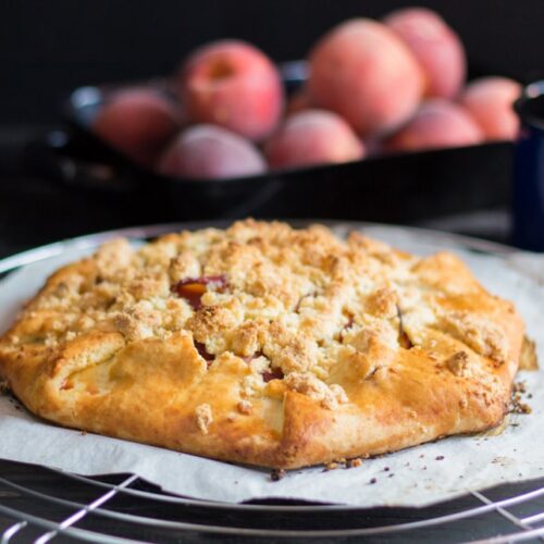 Pfirsich Galette mit Mandelstreuseln