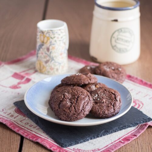 Chocolate Cookies mit Karamell und Meersalz